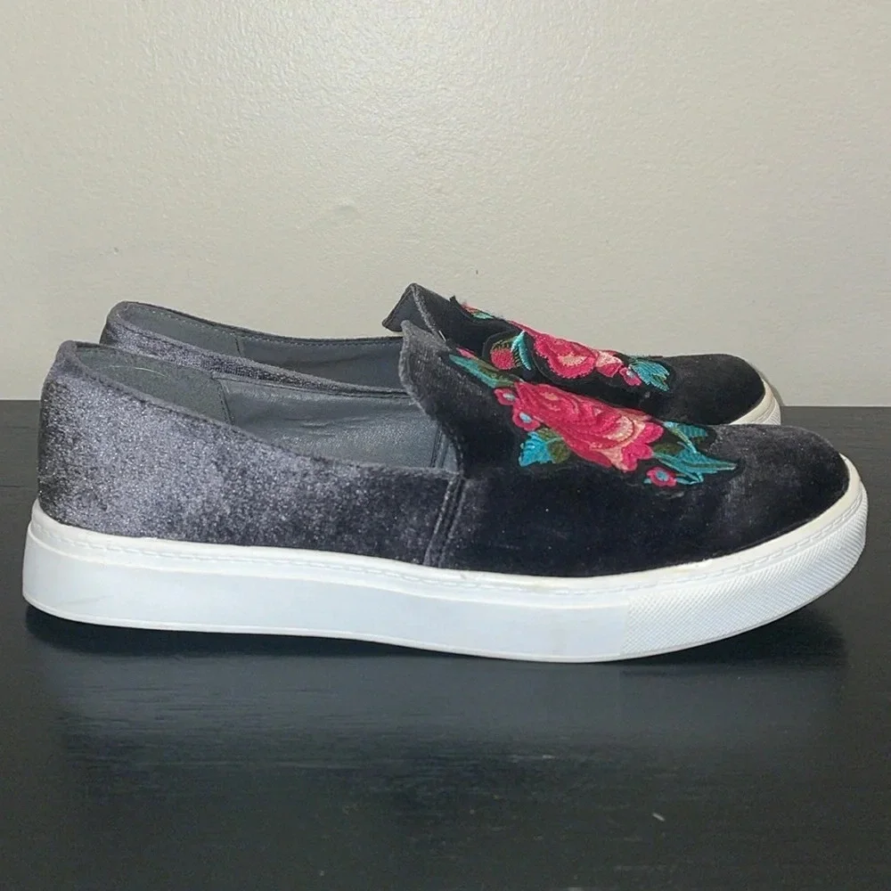 Dirty Laundry Slip Ons.  Size 7.5. Beautiful Rose Appliqué.